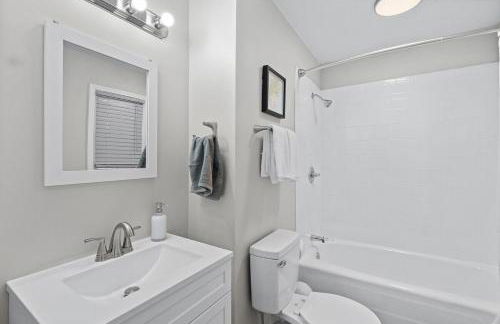 Sleek 3 BR home with self check in Private! - Foto 26