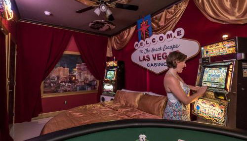 10 Acre Lakefront Game House - Sleep Upto 45 - Foto 4, Game Room