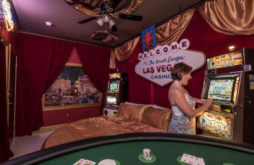 10 Acre Lakefront Game House - Sleep Upto 45 - Foto 4