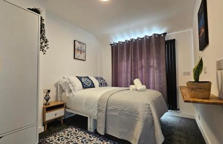 Spacious 4-Bed Home Free Parking, Private Garden - EcuaStay - Foto 19