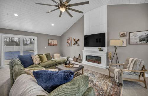 Swim and Relax In our Pool and Hot Tub and Recently Renovated - Photo 17