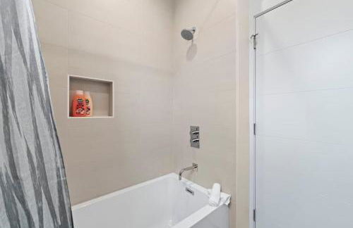 Comfy 3-BD Apt near United Center with Balcony - Foto 35