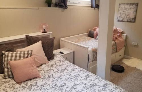 Central 2 bedroom unit with 3 beds and 3 large TVs - Photo 13