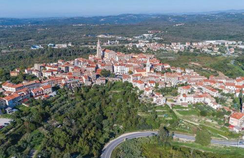 Stylish villa with swimming pool and garden - Foto 39