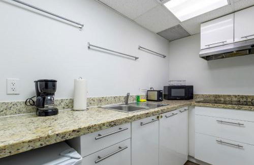 Coastal 2BR Escape | Walk to Beach & 2 Queen Beds - Foto 14