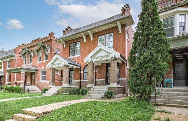 Expansive Downtown Home | JZ Vacation Rentals - Photo 41