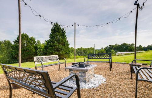 Relax Fireside! Home Less Than 1 Mi to Tryon International - Foto 21