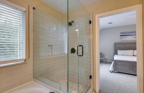 Modern Woodlands Townhome with Spacious Yard and Patio - Photo 16