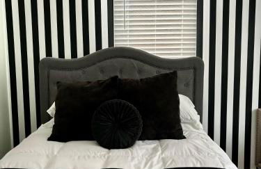 It’s Showtime-Book Lally’s House! Steps to Common! - Foto 1