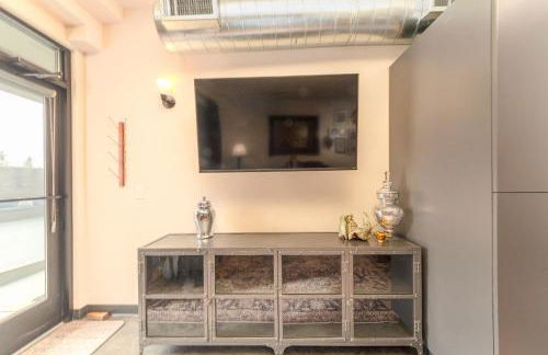 Stylish South Hill Retreat Queen Bed and Sofa Sleeper Full Kitchen Free Parking - Foto 44