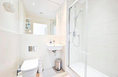 Stylish 2 bed 2 bath apt in Wembley - Foto 26