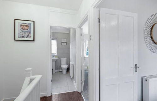 Family-Friendly 4-Bed near Parks & Transport Links - Foto 36