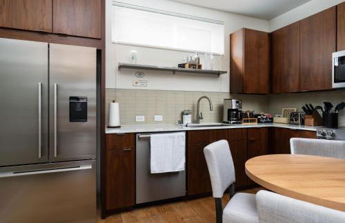 Lux Townhome With Parking and Rooftop Putting Green - Foto 16