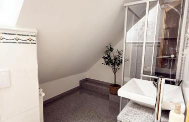 Luxuriöse Ferienvilla mit Garten, Gaming Zone & Netflix - Foto 17