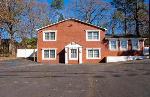 Charming 3 Bedroom Home with Spacious Living and Convenient to Shopping & Interstate - Foto 38