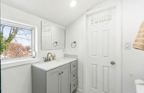 Family Retreat Near NYC w/ Parking & Views - Foto 15