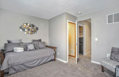 Hot Tub - Pet Friendly - 7 miles to Fort Carson - Foto 15