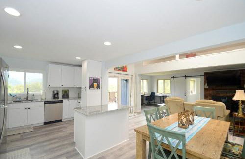 Black Bear Cabin - Fire Pit, Grill, View, Pet Friendly, Fireplace, King Bed, Wifi, Game Room - Foto 22