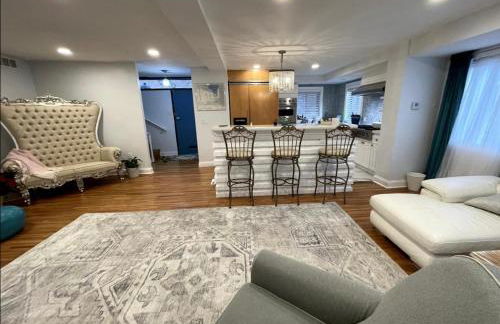 A Regal Retreat- Exclusive Parking, Prime Location - Foto 1