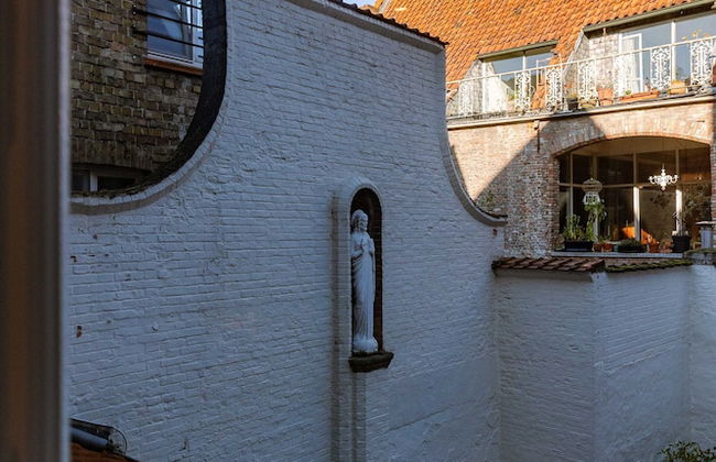 Inviting and Bright Guest Room in City Center - Photo 20