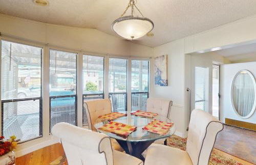 Pools and Pickleball! Dog-Friendly Home in Surprise - Foto 7