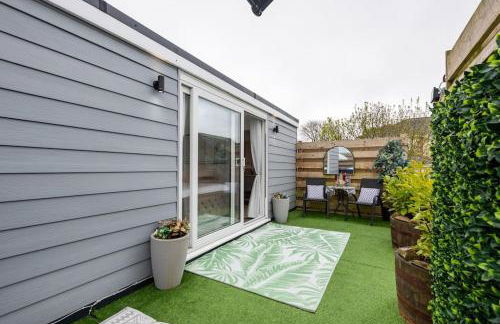 Adorable private couples retreat with hot tub - Photo 12