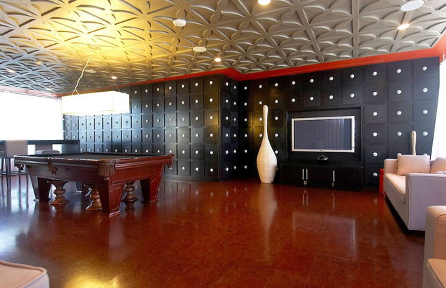 WhiteHall Suites- Yorkville - Photo 3