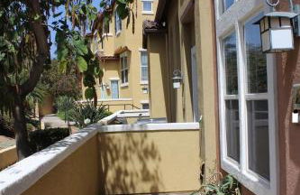 Private and Stylish 3Bdrm 3Ba Townhome, Gated Patio, King Bed, Spacious, Free Parking, Available now - Foto 25