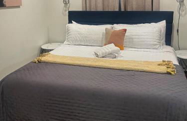 Sleeps 10 + Coffee bar + Game Room + Train to CHGO - Foto 19