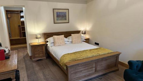 The Saddle Room - Photo 2