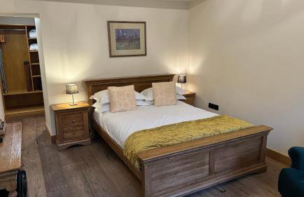 The Saddle Room - Photo 2