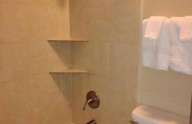 Gated 1 King Bedroom 1 Bath Apt with Full Kitchen 129 - Foto 5