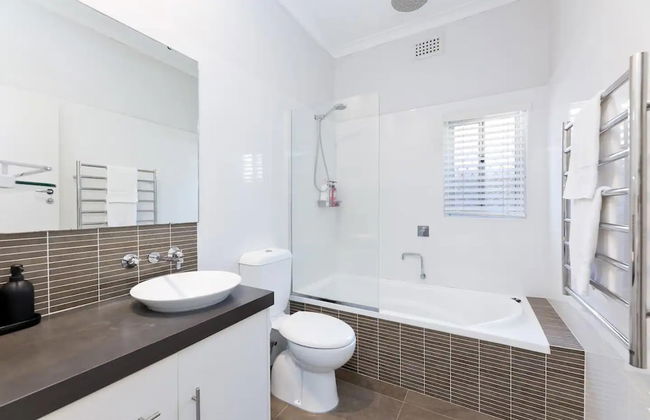 Beautiful 3BR Family Home With Backyard and BBQ - Photo 13