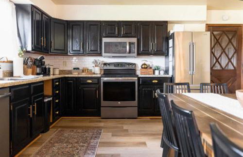 Whispering Hollow Lodge on Greer Main St! - Foto 11