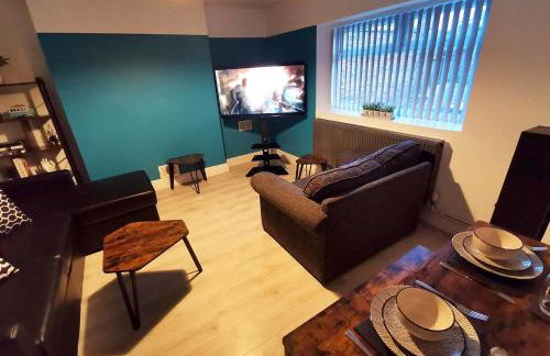 Spacious & comfy 4 bed house, 6 Beds, Free Private Parking & Wifi - Foto 42