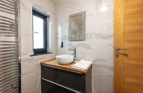 Spacious Cottage 3 Bedrooms with Free Private Parking in a Central Location - Foto 28