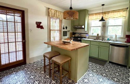 Country Retreat with ponds-views-porches & pups - Foto 22