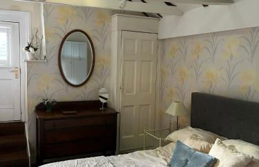 Crescent Cottage, sleeps 8, pet friendly - Photo 3