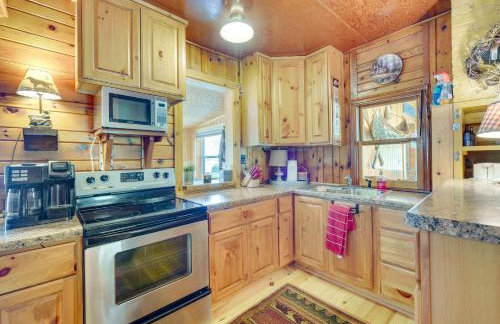 Pet-Friendly Waterfront Minong Cabin with Fire Pit - Foto 7