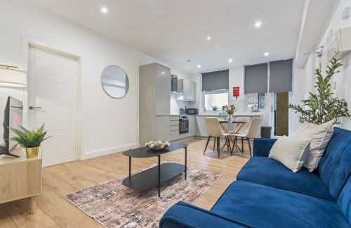 Coulsdon Grand - Sleeps 8 - 5 BR - Free Parking - Foto 1