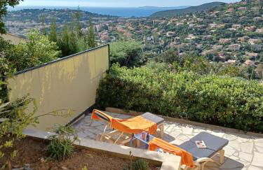 APPARTEMENT REZ DE JARDIN DANS VILLA VUE MER - Foto 1