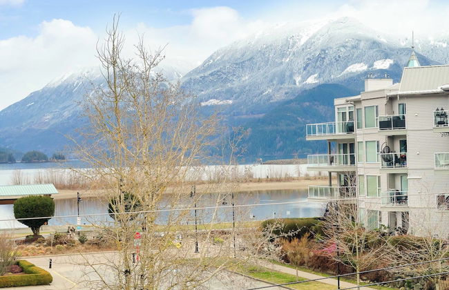 Rooftop Paradise Luxe 2BR Lake Views - Photo 69