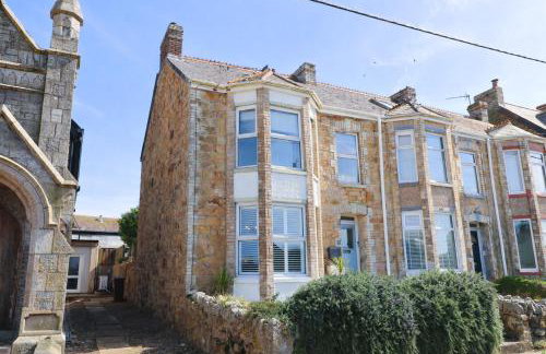 Palm Haven House - Luxury family-friendly Newquay surf house near Porth Beach perfect for walking, pets, exploring - Photo 10