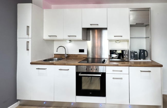 Central Leeds Penthouse - Photo 11