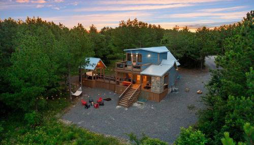 Luxury Top Rated Cabin! Hot Tub - Fire Pit - Decks - Game Room - Walk to Town - Foto 5