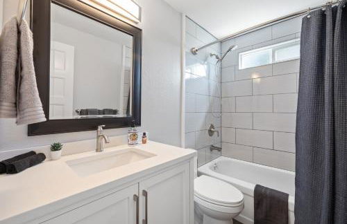 KING BED/Fresh Home/Seperate Big Screen Rooms/Park - Photo 28