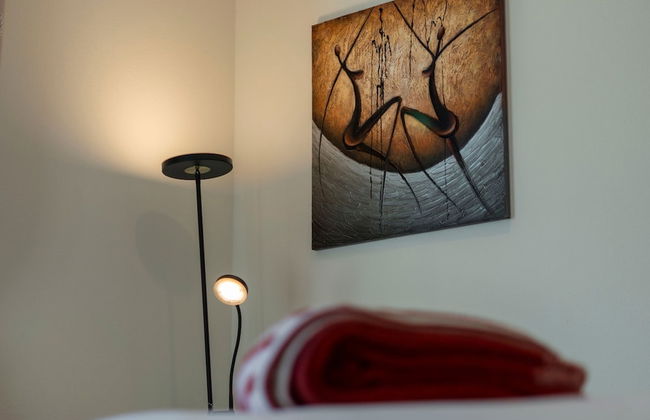 Luxurious Ontario Townhouse Ideal Family Retreat - Photo 13