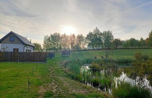 Siedlisko Dwa Żurawie - Uroczy domek nad stawem, z kominkiem, obok konie - Foto 2