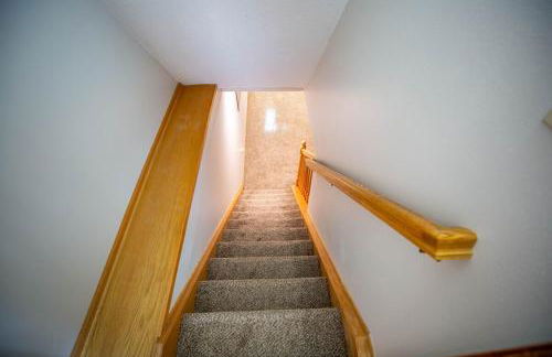 Work & Relax, 3BR Home with Office, Close to Downtown & Prairie Trail, Parking - Foto 20