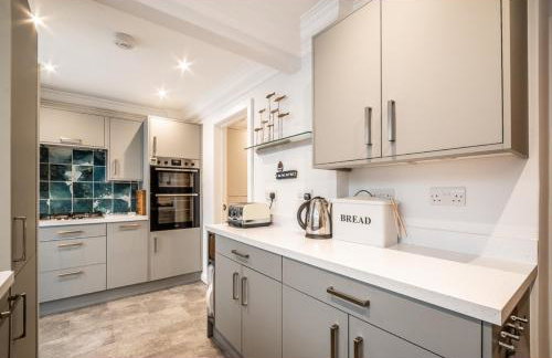 4 Bed Retreat with Balcony & Estuary views - Photo 5